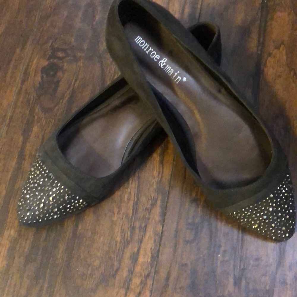 NWT Women’s dress flats by Monroe and Main size 9
